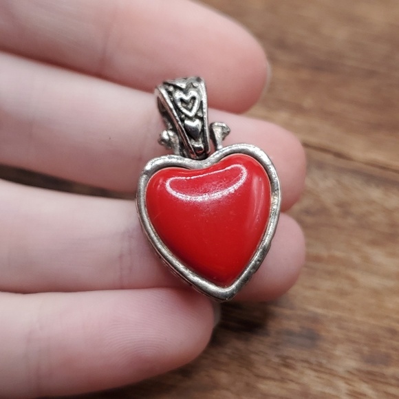 Valentine\'s red enamel openwork silver scroll‎ pendant